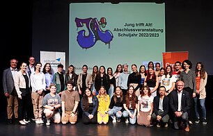 Projekt Jung trifft Alt - Abschlussfoto der Schülerinnen und Schüler 2023