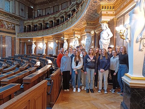 Eine Gruppe Schüler:innen im Parlament