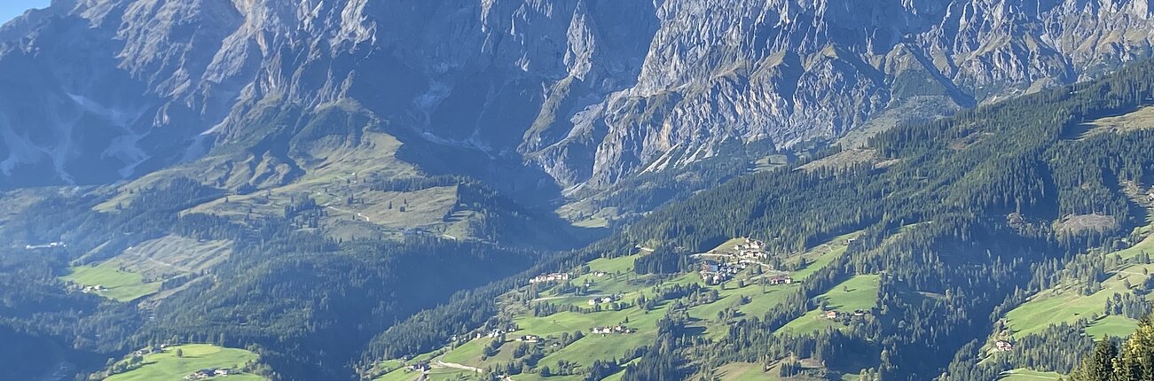 Mühlbach am Hochkönig - Sonniges Foto von Berglandschaft und Tal